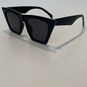 Large black frames sunglasses